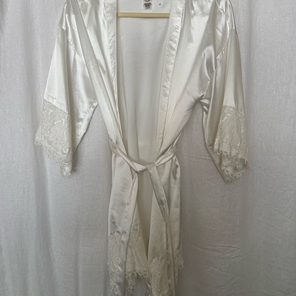 White Lace Trim Robe - Picture 2 of 3
